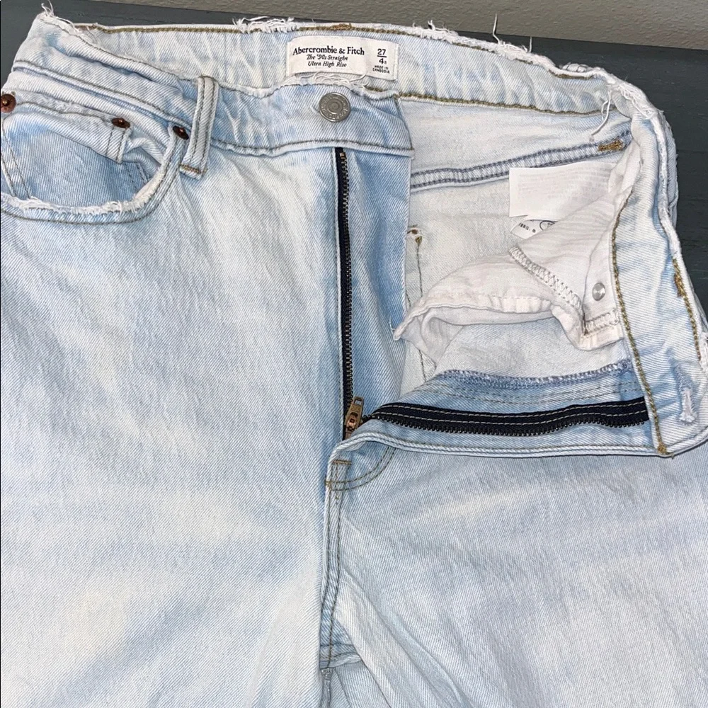 Abercrombie & Fitch Ultra High Rise 90s Straight Jeans 27/4R Destroy Distressed